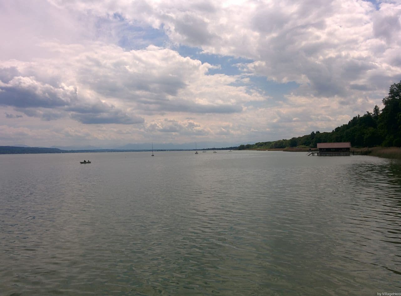 Stimmungsvoller Blick über den Ammersee bei bewölktem Himmel
