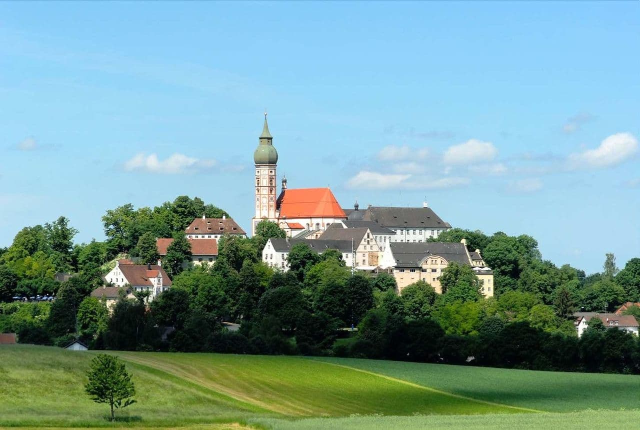 Sommerliche Ansicht von Andechs mit dem Kloster auf dem Heiligen Berg über der Ortschaft.