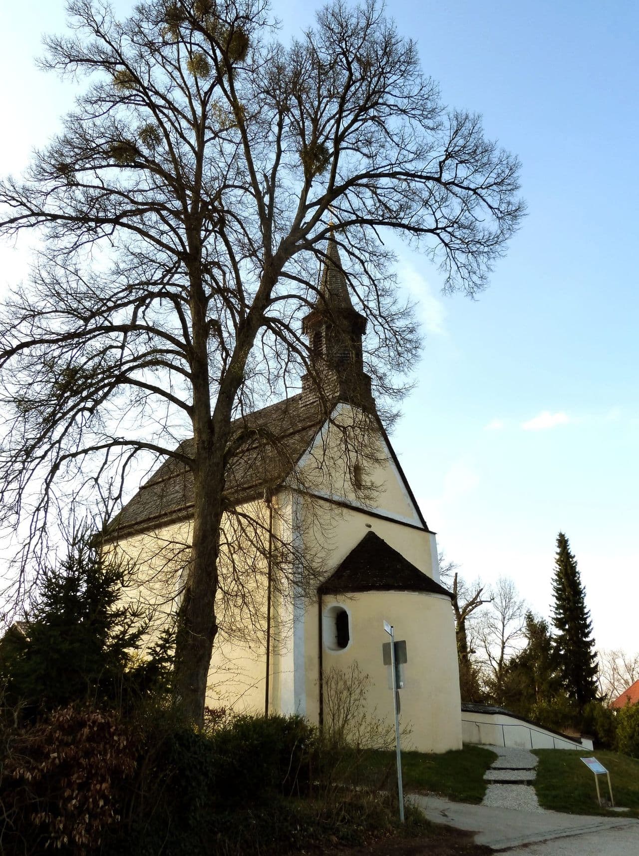 Die katholische Kirche St. Johann Baptist in Berg am Starnberger See.