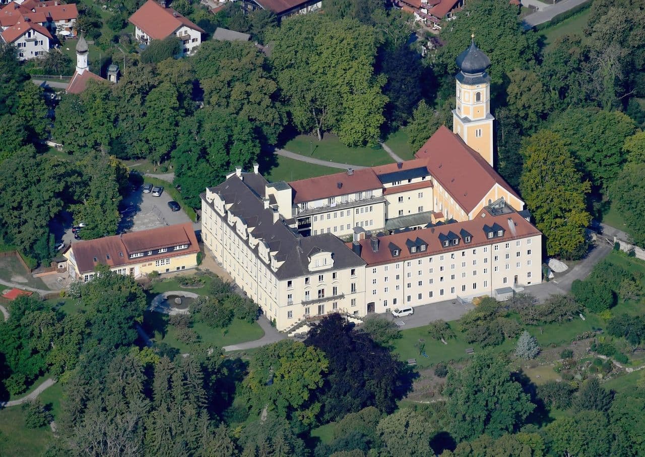 Luftbild des Klosters Bernried mit Klosterkirche St. Martin und dem umgebenden Park am Starnberger See.