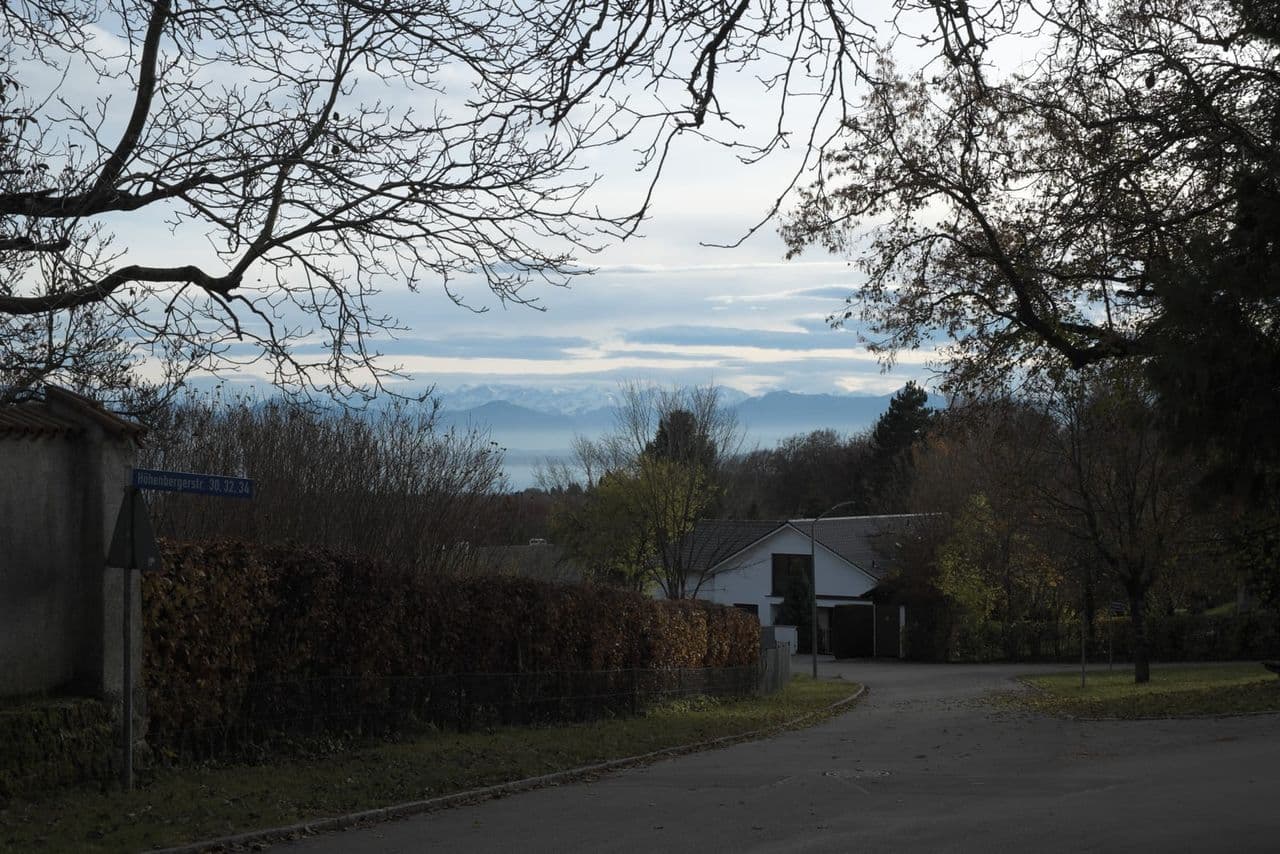 Starnberger See bei Feldafing mit Alpenpanorama im Hintergrund.