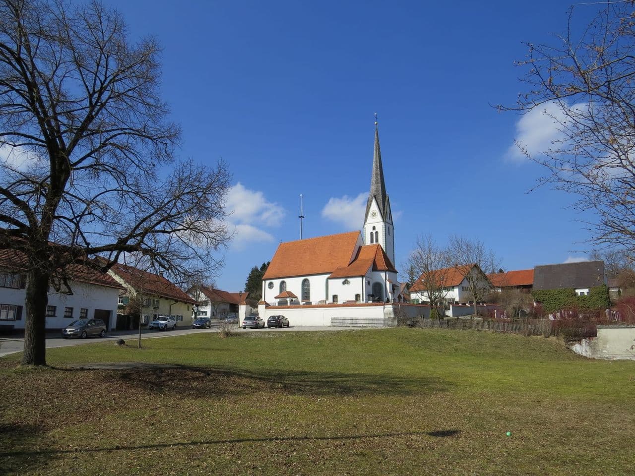 Kirche Zur Schmerzhaften Muttergottes im Ortsteil Unterfinning, Ansicht von Südosten.