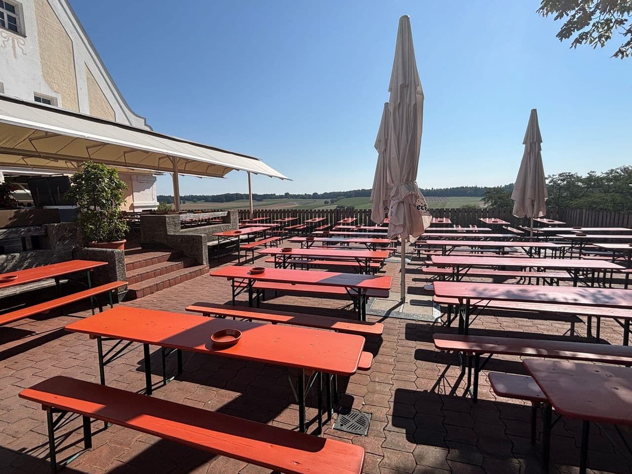 Biergarten am Kloster Andechs mit Blick über das Voralpenland