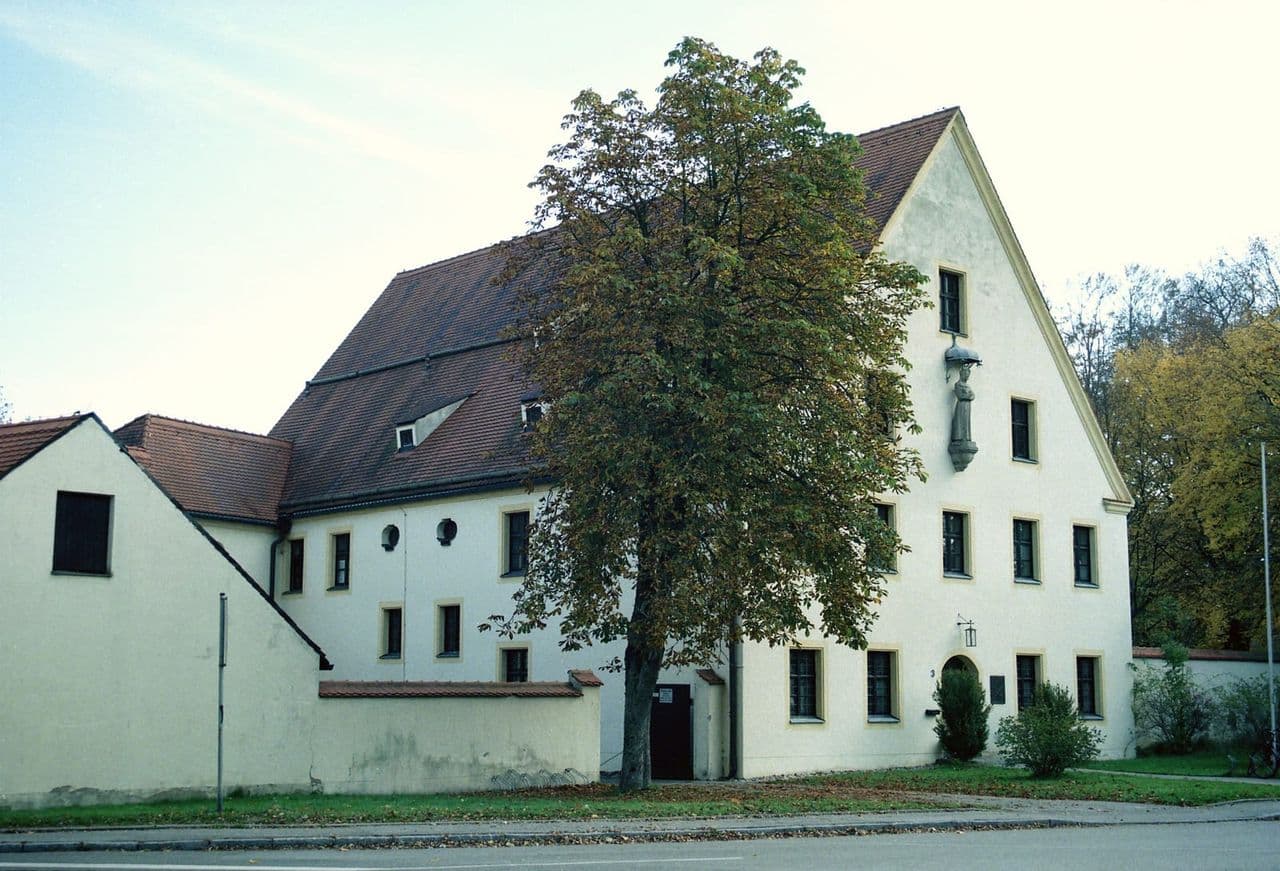 Das Franziskanerkloster mit Wallfahrtskirche St. Rasso in Grafrath.