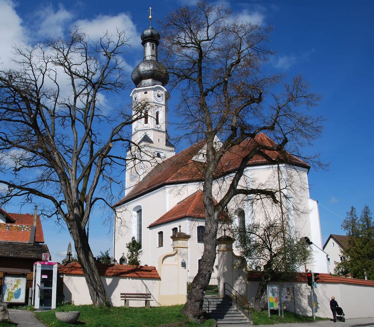 Barocke Pfarrkirche St. Johannes der Täufer in Inning am Ammersee.