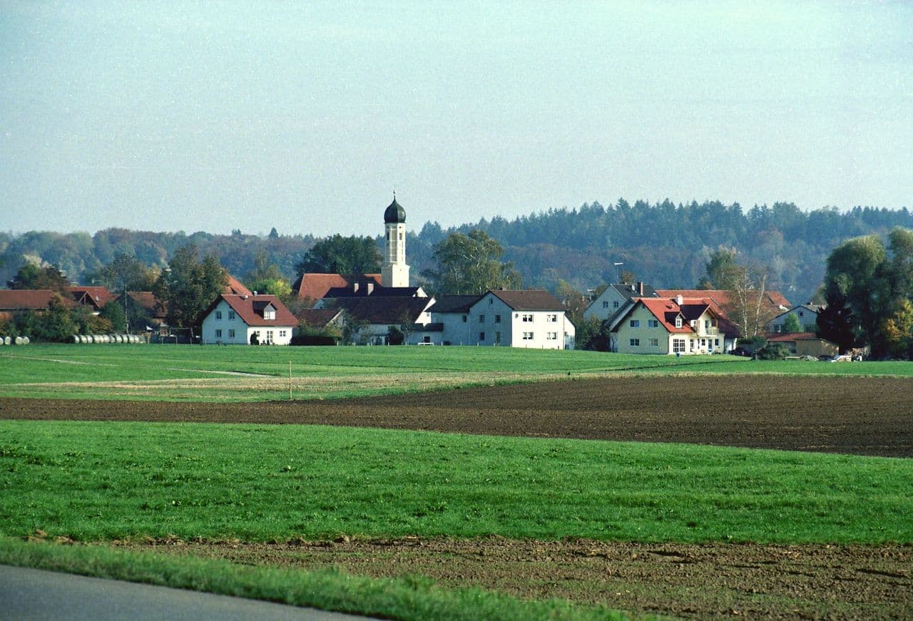 Blick über Felder auf den Ort Kottgeisering.