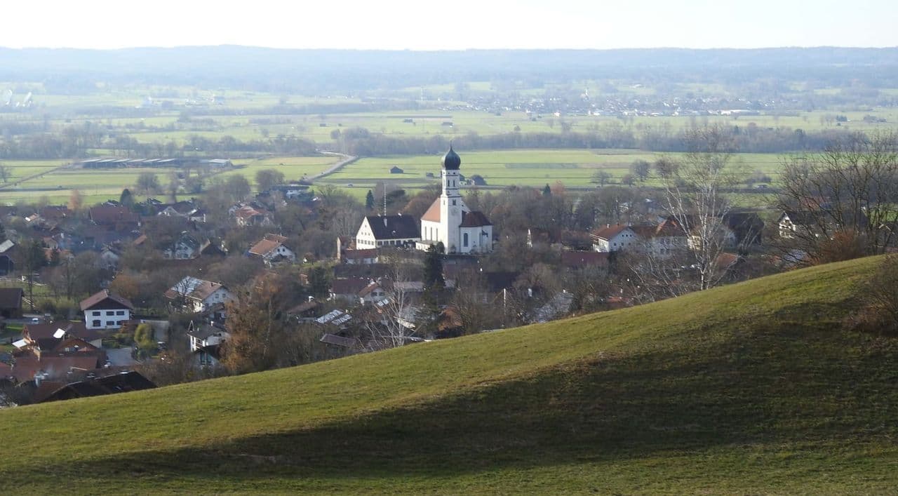 Blick über Pähl von Osten mit dem bewaldeten Hirschberg im Hintergrund.