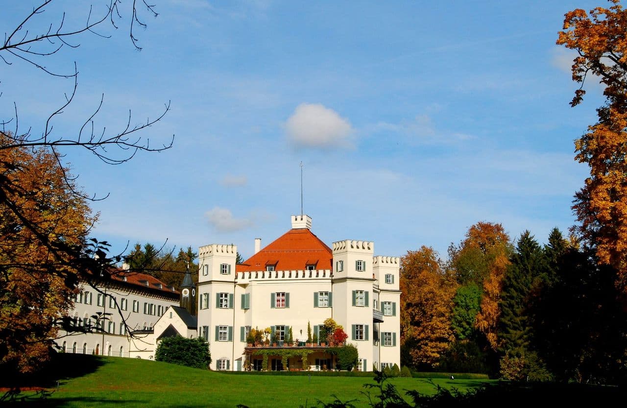 Schloss Possenhofen in Pöcking mit seinen charakteristischen Ecktürmen.
