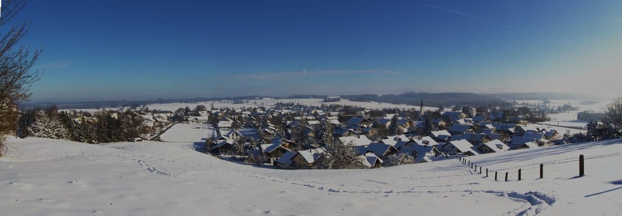 Panoramablick über den Ort Rott am Lech vom Kalvarienberg.