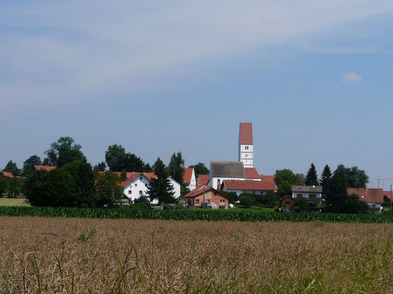 Ortsansicht der Gemeinde Schwifting von Süden mit der Pfarrkirche.