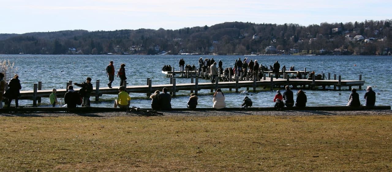 Steg am Starnberger See mit Blick auf die Stadt Starnberg.