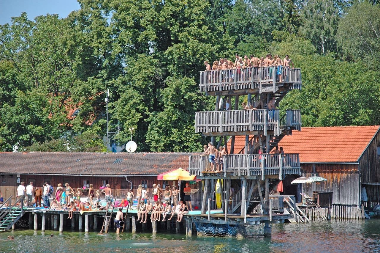 Strandbad Utting am Ammersee mit Steg und Sprungturm