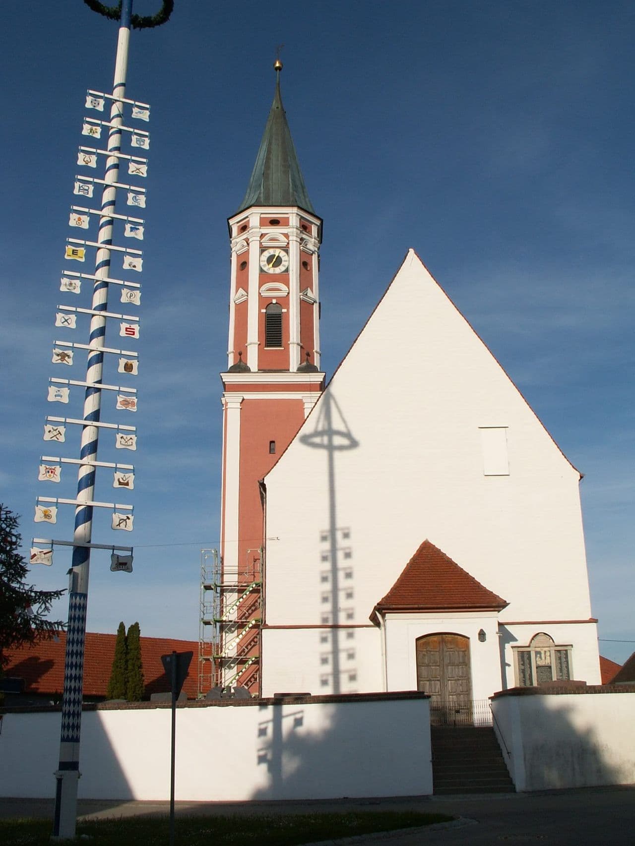 Kirche St. Mauritius in Weil mit Maibaum.