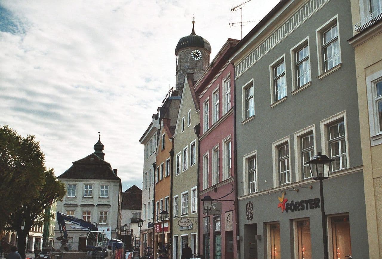 Marienplatz in der Altstadt von Weilheim in Oberbayern.