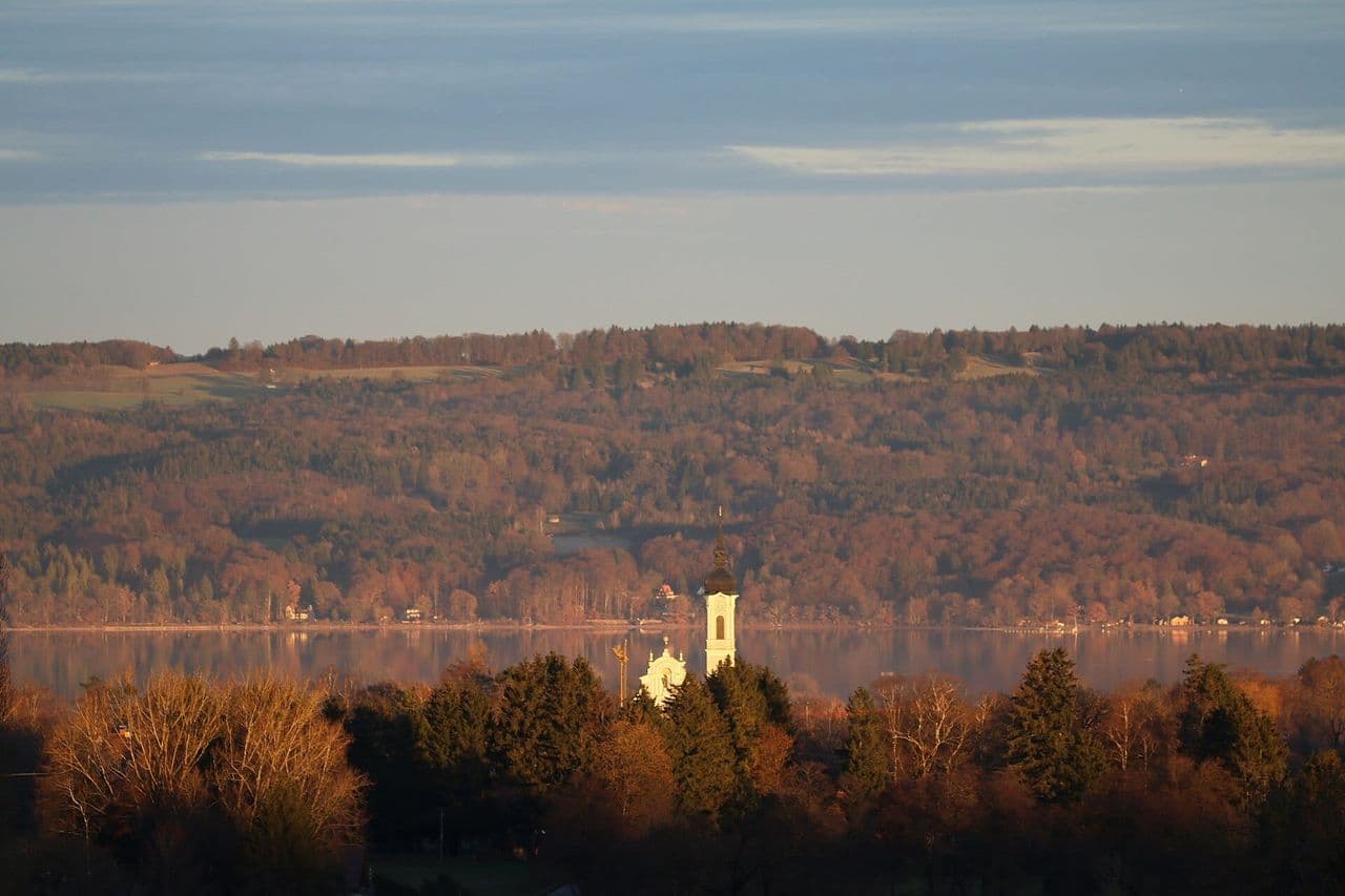 Marienmünster Dießen mit Blick über den Ammersee