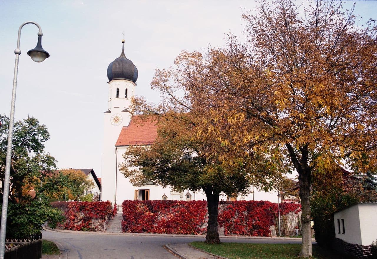 Die Pfarrkirche St. Peter und Paul in Eching am Ammersee.
