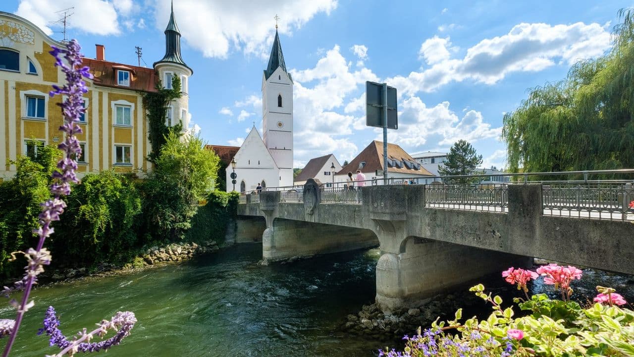 Amperbrücke mit der Kirche St. Leonhard in der Innenstadt von Fürstenfeldbruck.