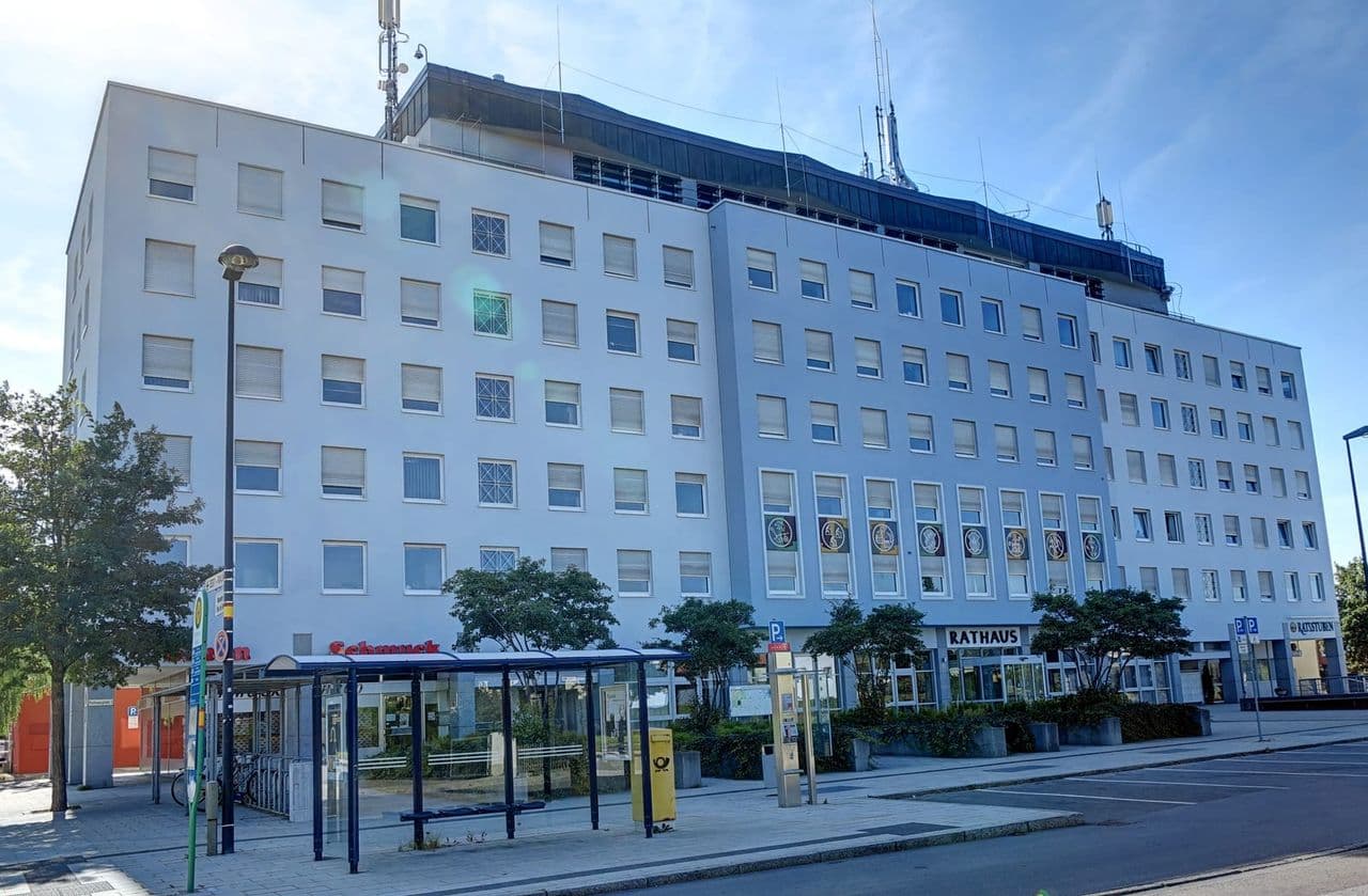 Rathaus von Germering-Unterpfaffenhofen mit Vorplatz.