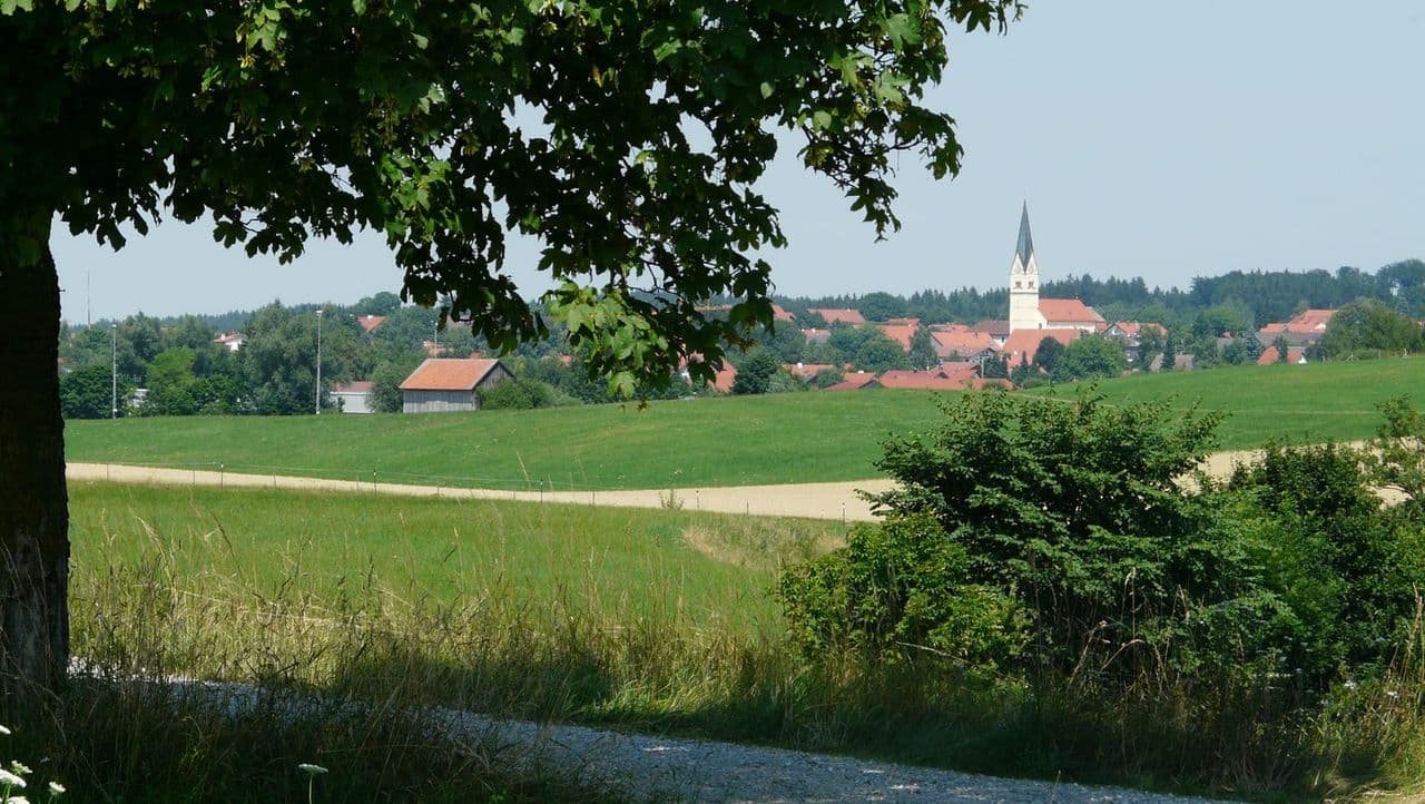 Ortsansicht von Hofstetten bei Landsberg am Lech aus südlicher Richtung.