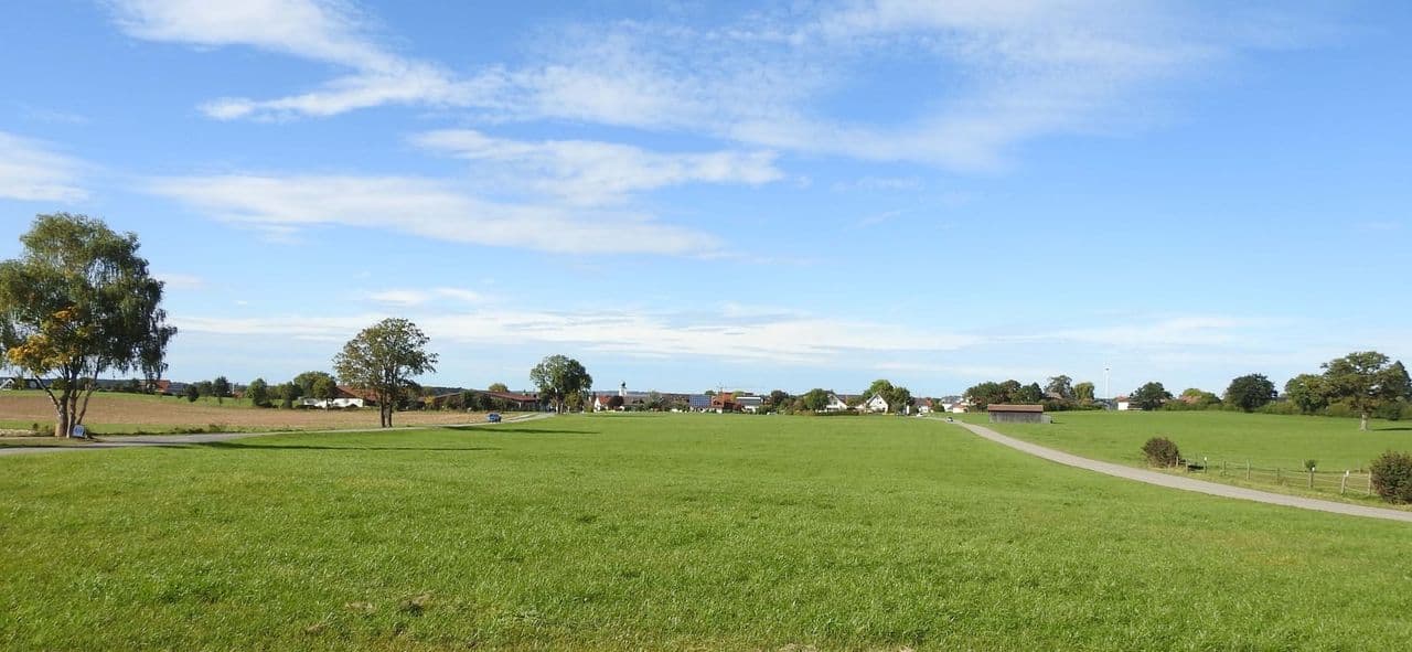 Ortsansicht von Landsberied von Süden mit Kirchturm.