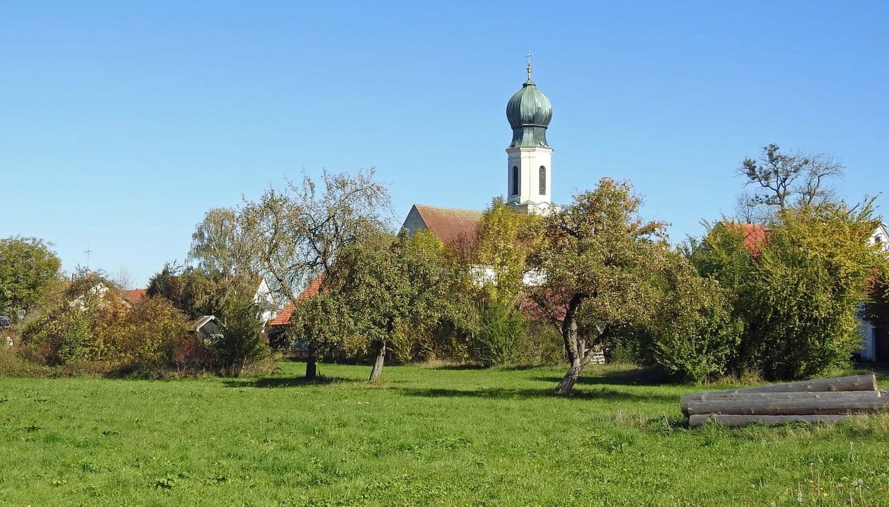 Pfarrkirche St. Sixtus in Moorenweis von Südwesten.