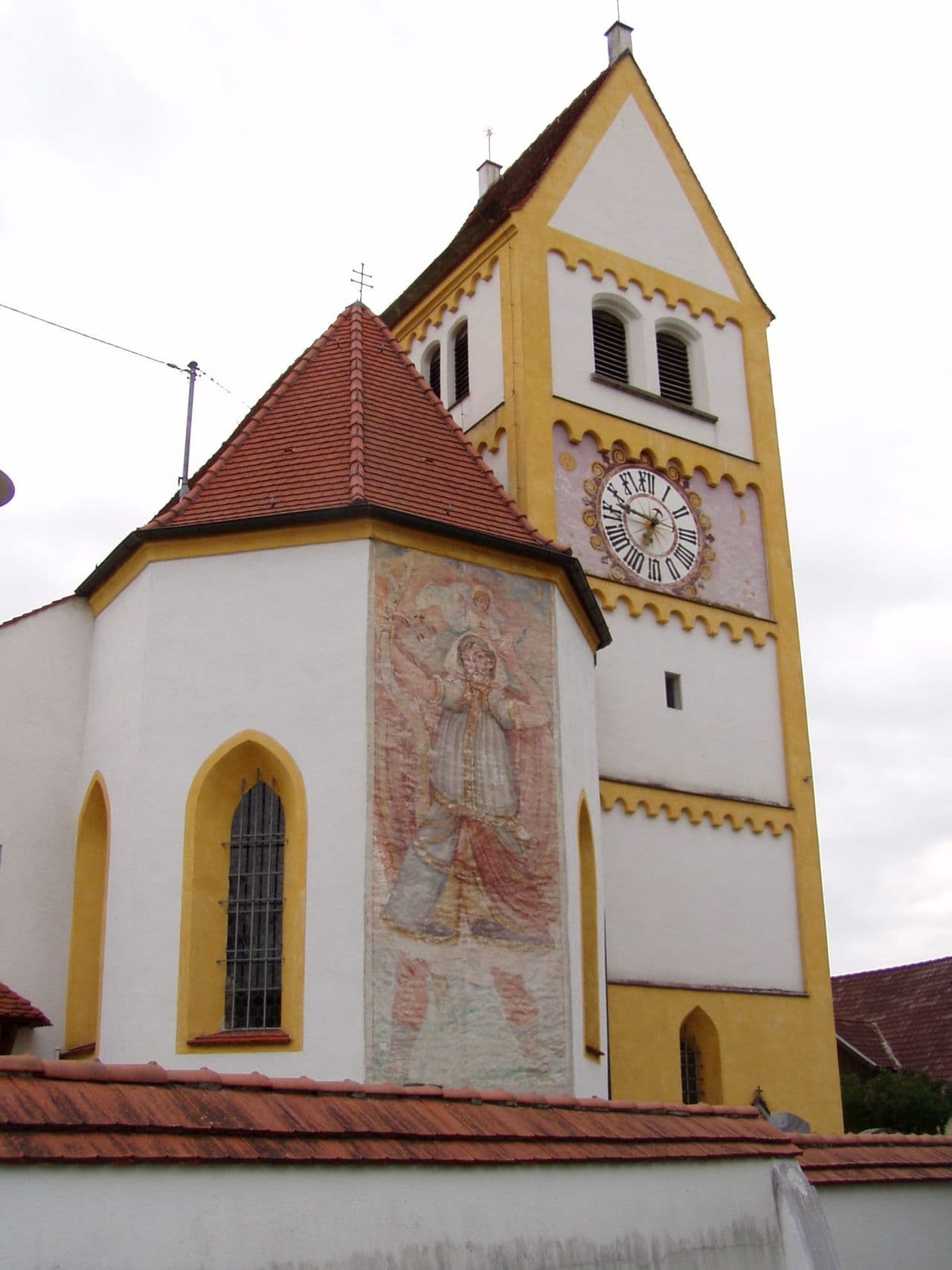 Kirche St. Georg in Pürgen mit Satteldach-Turm, von Osten gesehen.