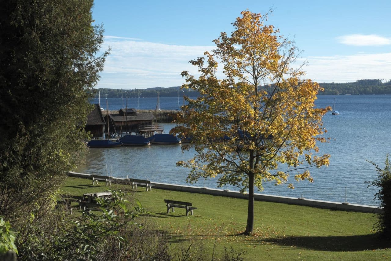 Uferpromenade am Ammersee bei Unterschondorf mit Blick über den See.