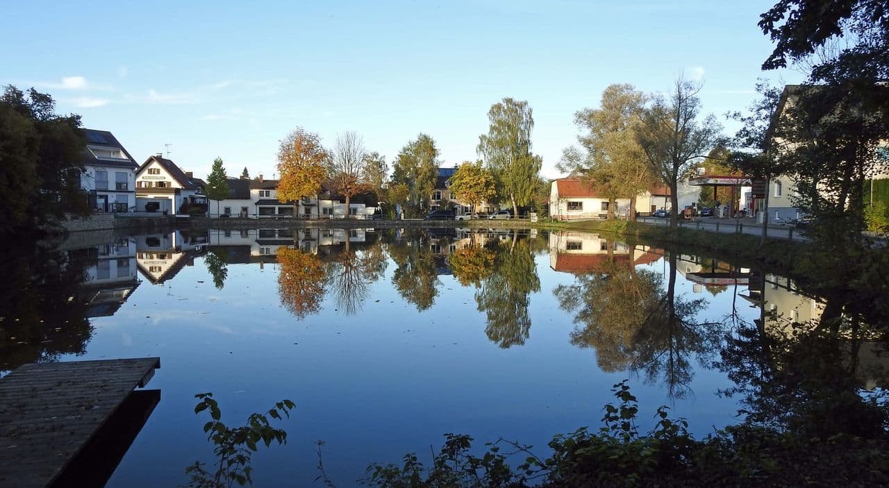 Dorfweiher in Türkenfeld von Westen gesehen.