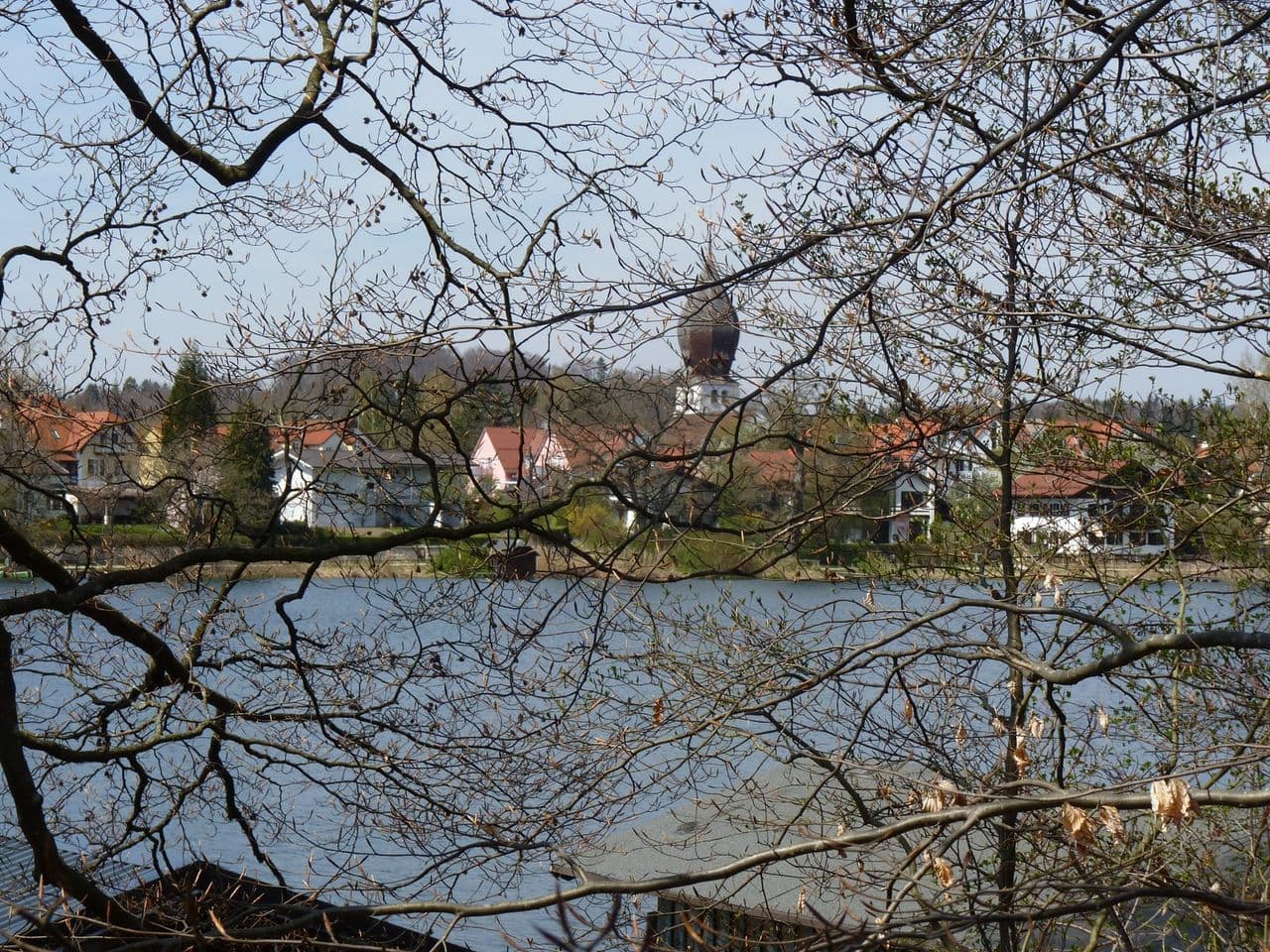 Blick über den Weßlinger See auf die Pfarrkirche Christkönig.