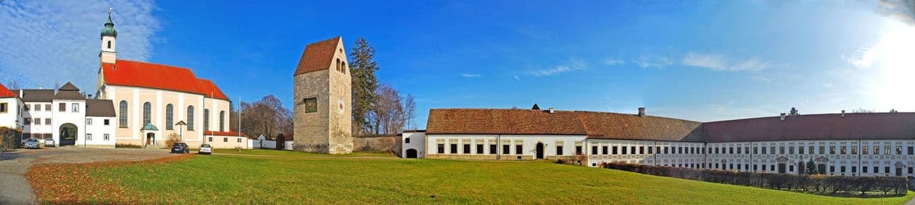 Panorama des Klosters Wessobrunn mit Pfarrkirche und Turm Grauer Herzog.