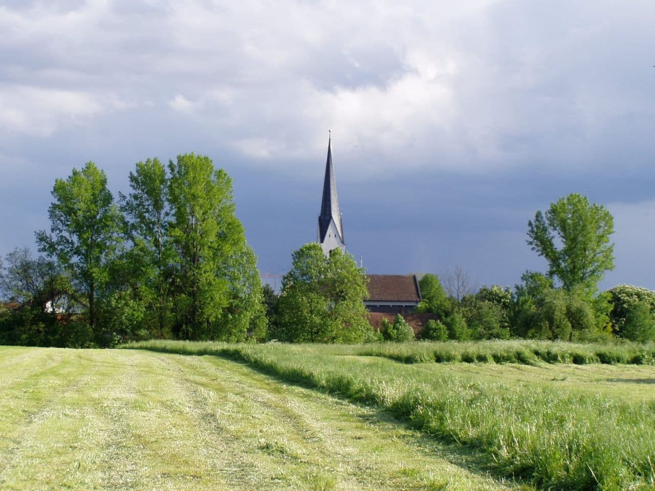 Pfarrkirche St. Peter in Wielenbach von Norden.